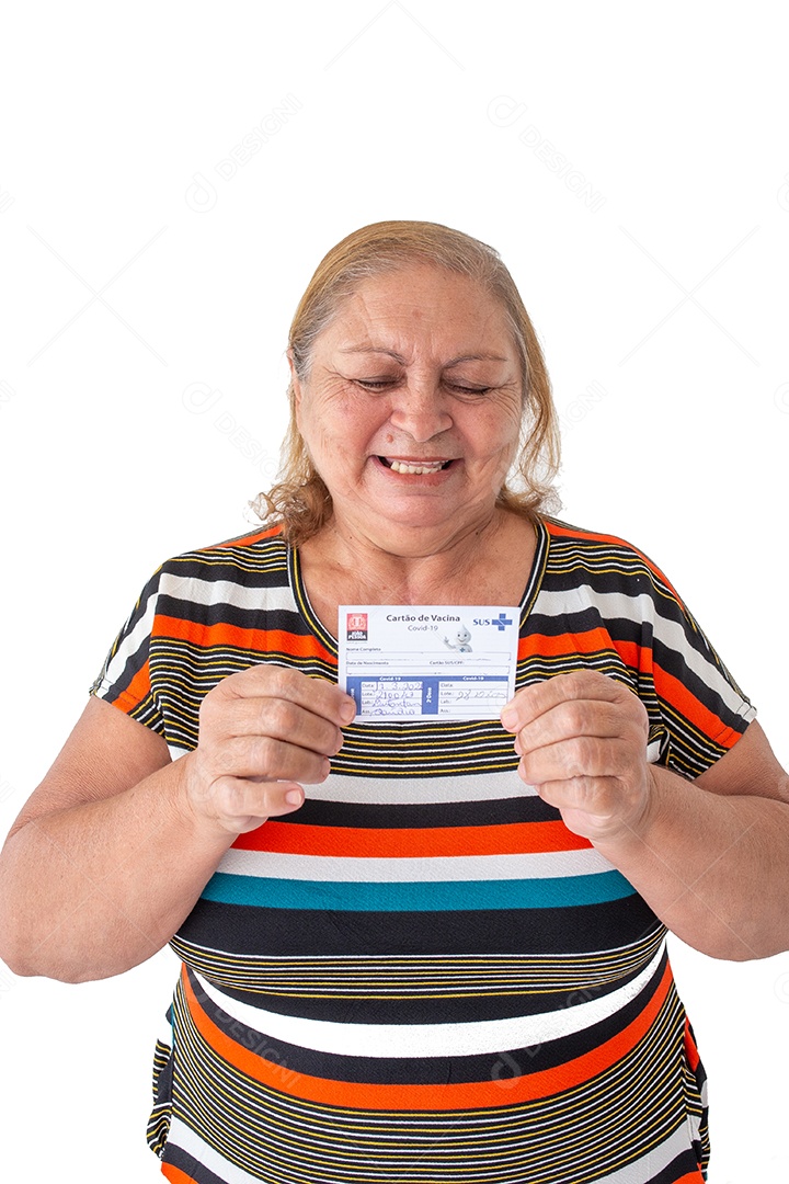 Mulher idosa feliz segurando cartão de vacina