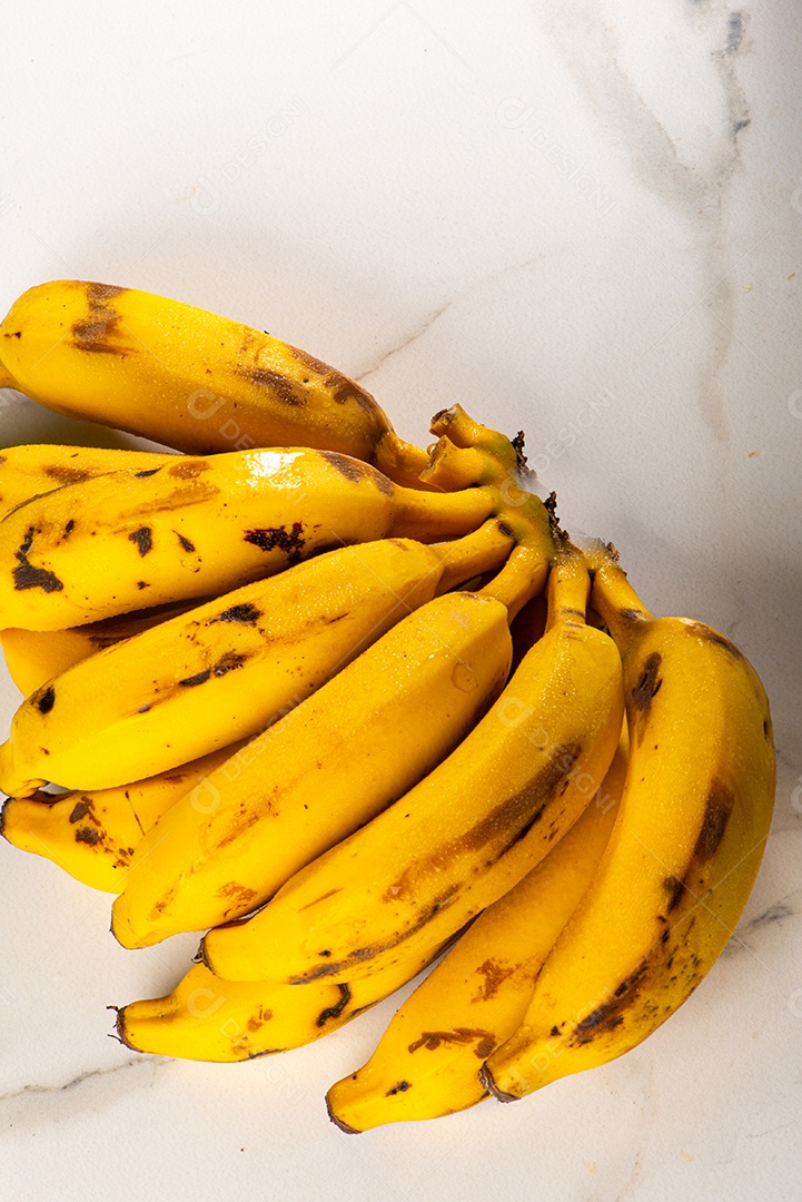 Cacho de bananas isolado no recorte de fundo branco.