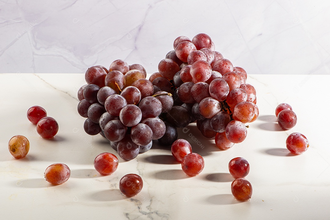 Cacho de uvas na mesa de mármore branca.