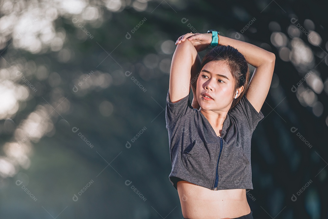 Linda mulher jovem praticando exercícios físico se exercitando