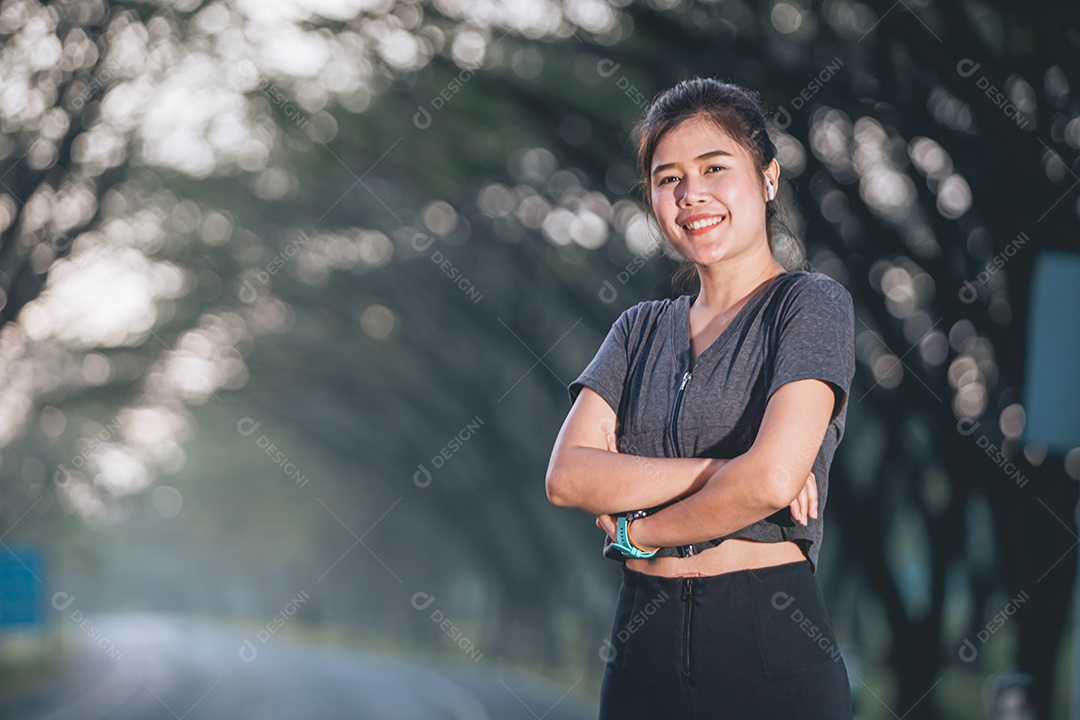 Linda mulher jovem praticando exercícios físico se exercitando