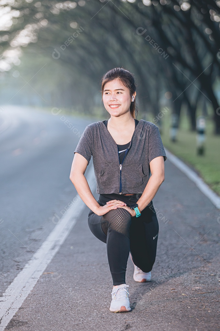 Linda mulher jovem praticando exercícios físico se exercitando