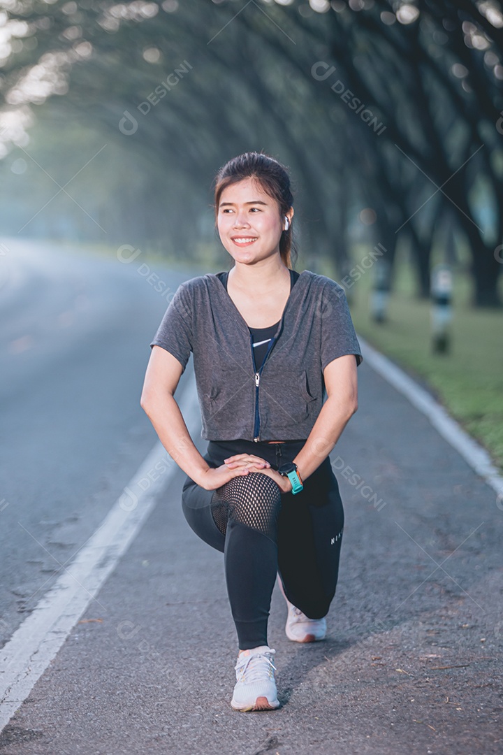 Linda mulher jovem praticando exercícios físico se exercitando