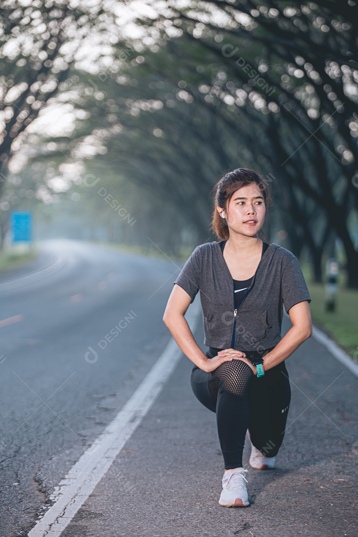 Linda mulher jovem praticando exercícios físico se exercitando