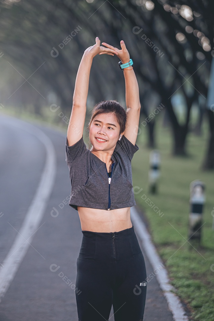 Linda mulher jovem praticando exercícios físico se exercitando