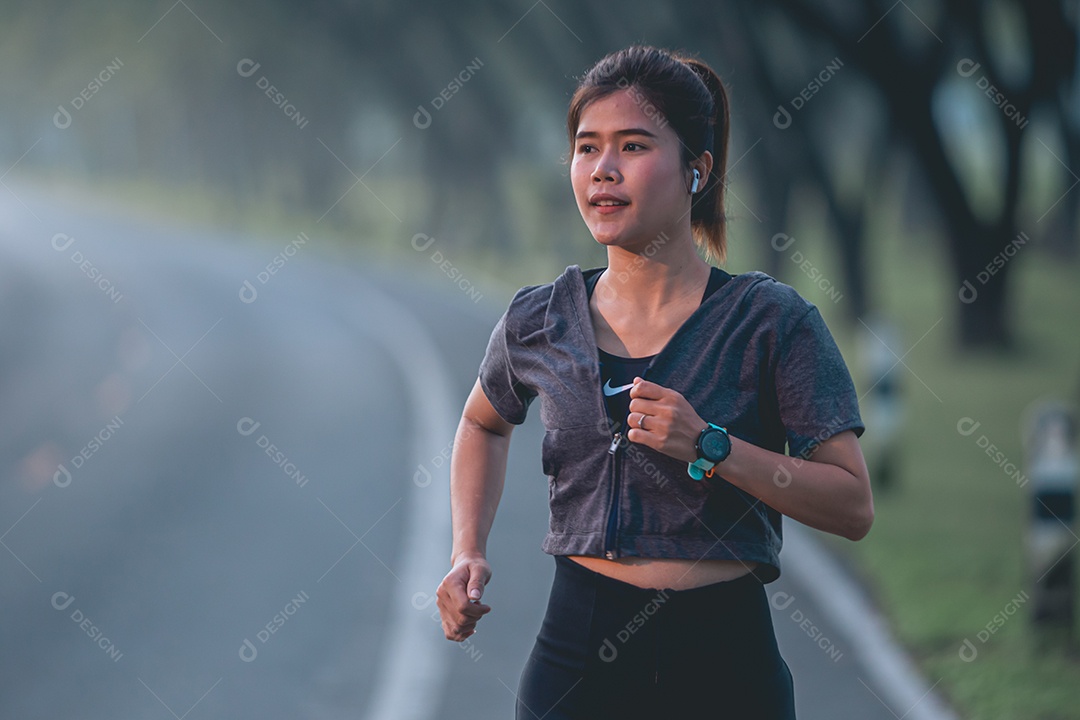 Linda mulher jovem praticando exercícios físico se exercitando