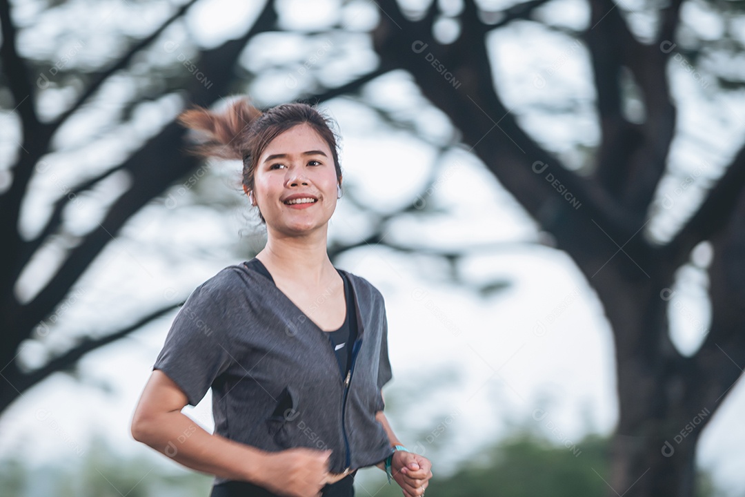 Linda mulher jovem praticando exercícios físico se exercitando