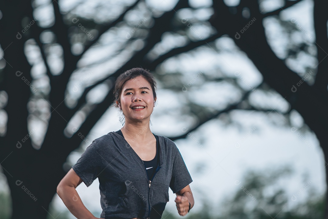 Linda mulher jovem praticando exercícios físico se exercitando