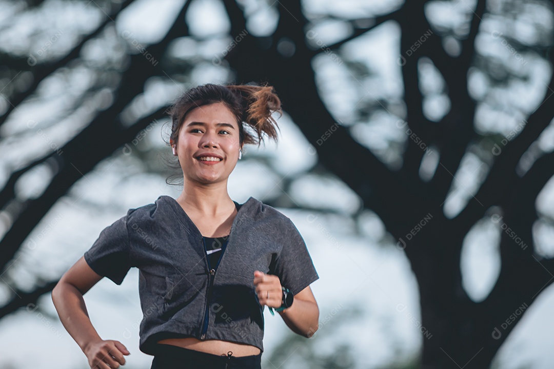 Linda mulher jovem praticando exercícios físico se exercitando