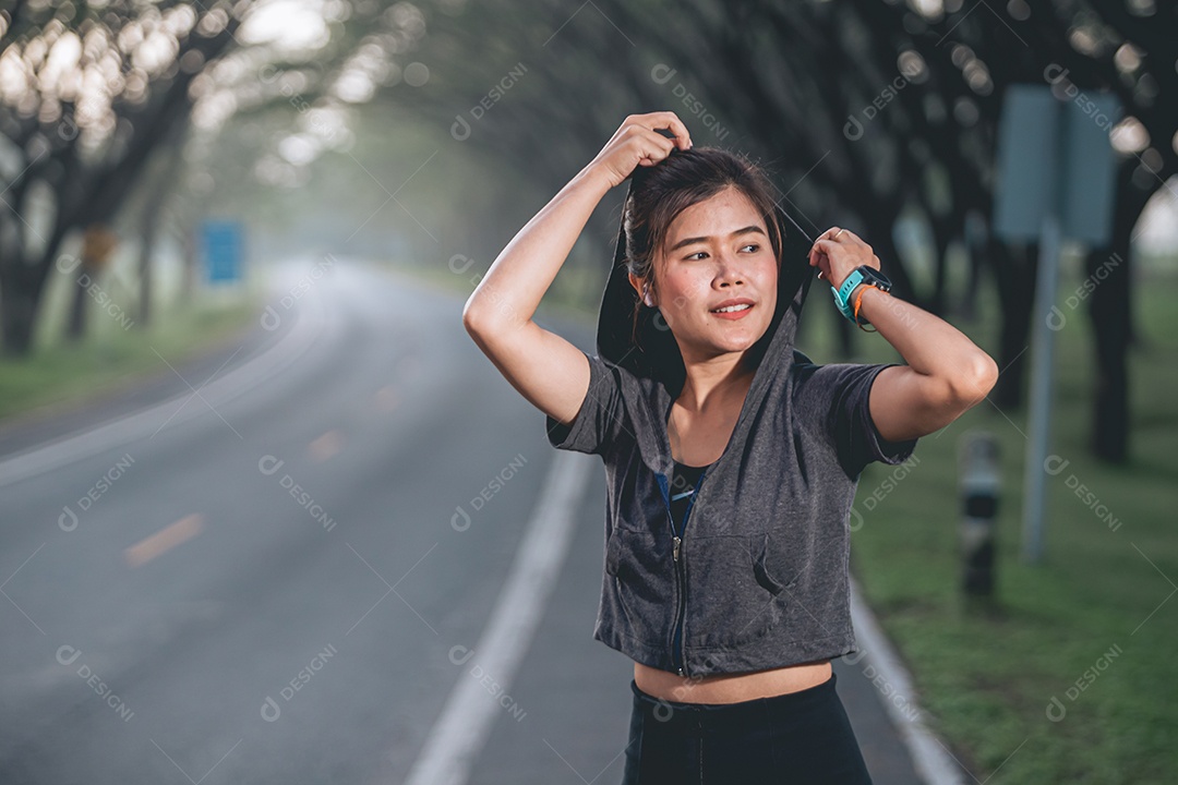 Linda mulher jovem praticando exercícios físico se exercitando