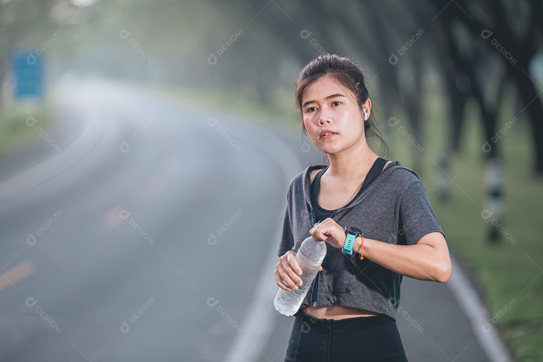 Linda mulher jovem praticando exercícios físico se exercitando