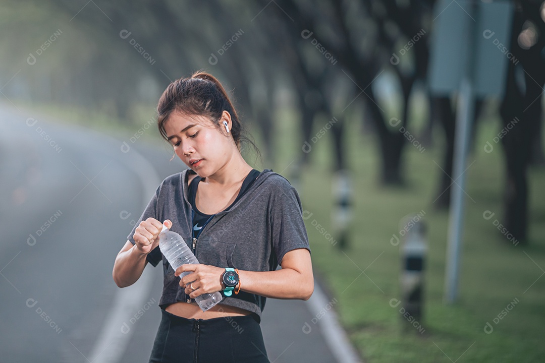 Linda mulher jovem praticando exercícios físico se exercitando