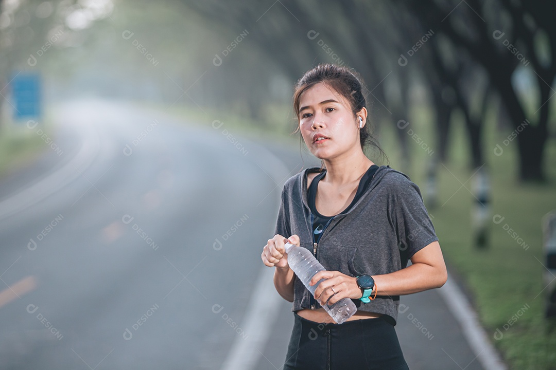 Linda mulher jovem praticando exercícios físico se exercitando