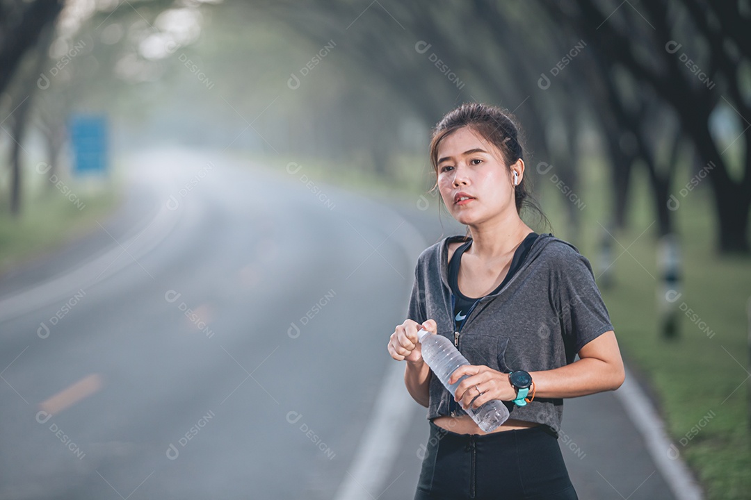 Linda mulher jovem praticando exercícios físico se exercitando