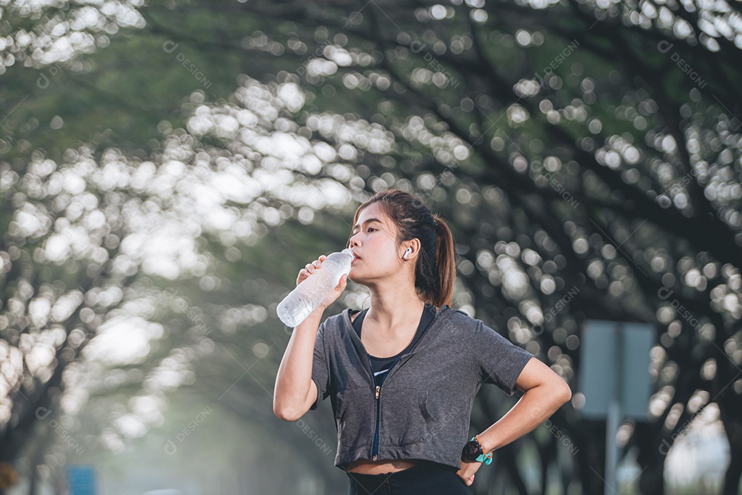 Linda mulher jovem praticando exercícios físico se exercitando