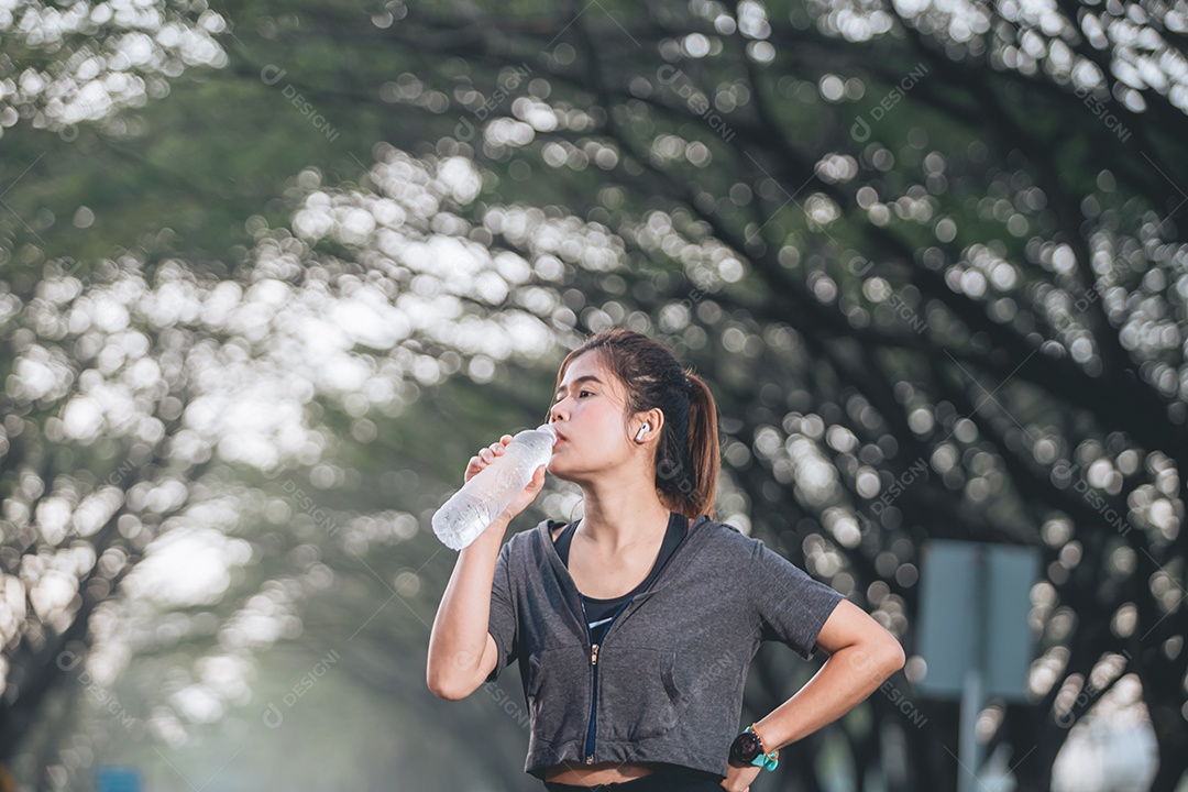 Linda mulher jovem praticando exercícios físico se exercitando