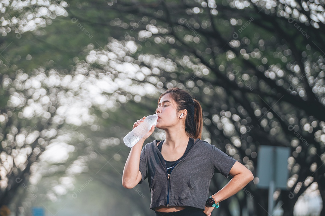 Linda mulher jovem praticando exercícios físico se exercitando