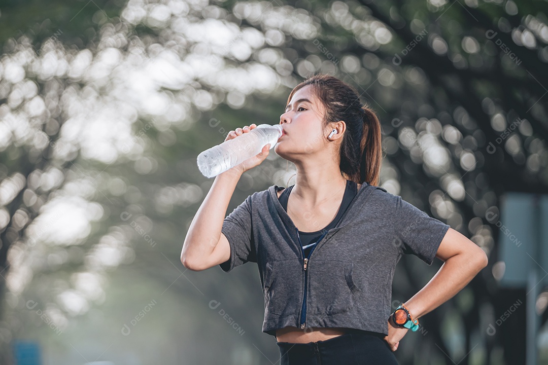 Linda mulher jovem praticando exercícios físico se exercitando
