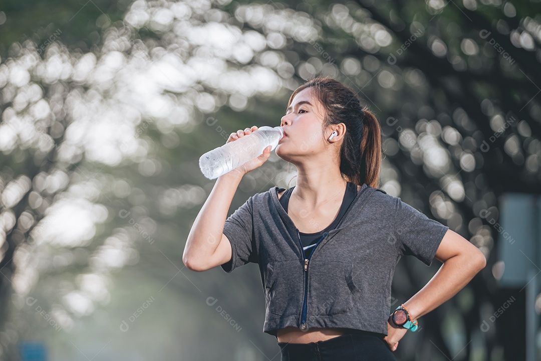 Linda mulher jovem praticando exercícios físico se exercitando