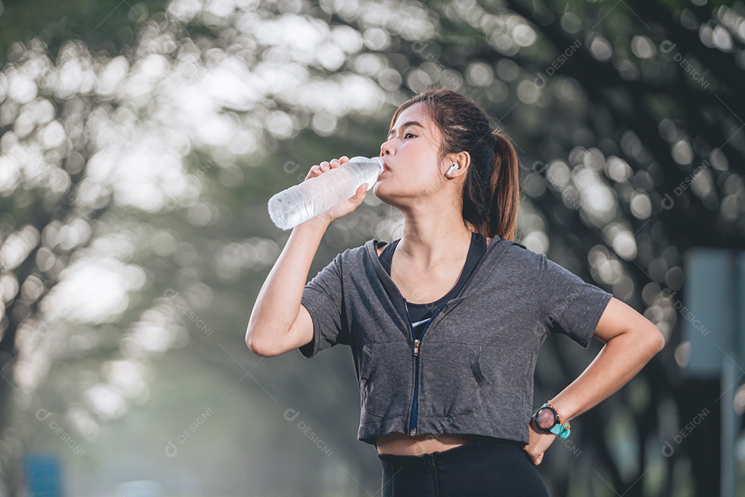 Linda mulher jovem praticando exercícios físico se exercitando