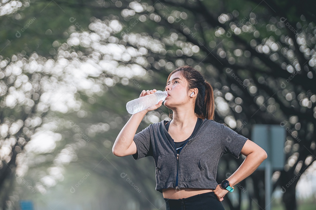 Linda mulher jovem praticando exercícios físico se exercitando