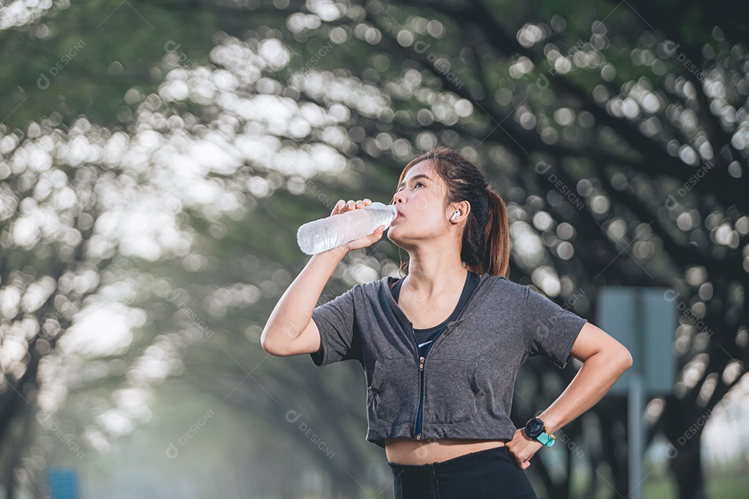 Linda mulher jovem praticando exercícios físico se exercitando