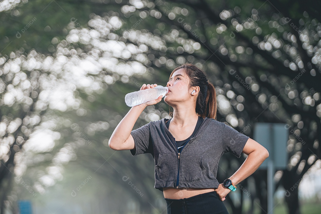 Linda mulher jovem praticando exercícios físico se exercitando