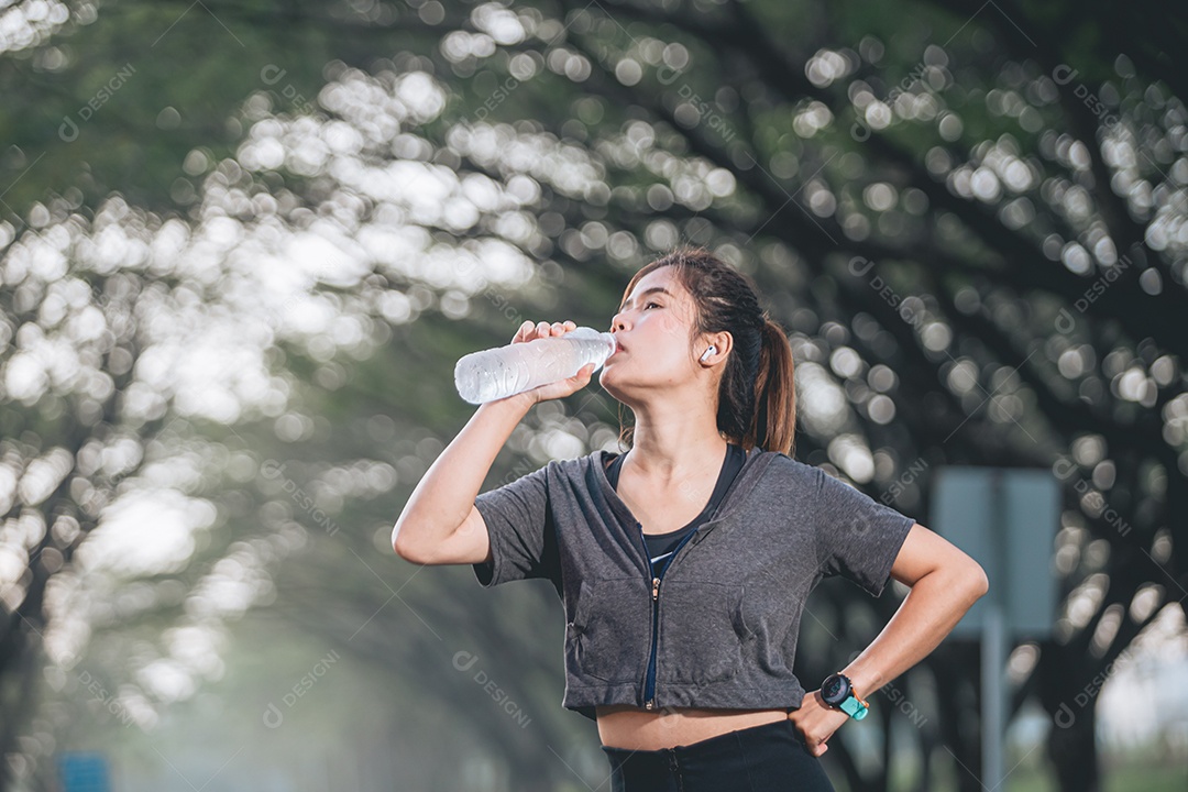 Linda mulher jovem praticando exercícios físico se exercitando