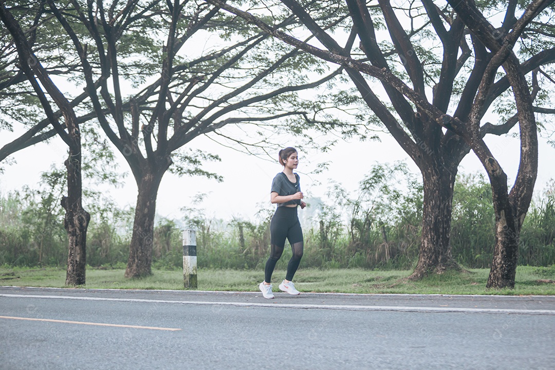 Linda mulher jovem praticando exercícios físico se exercitando