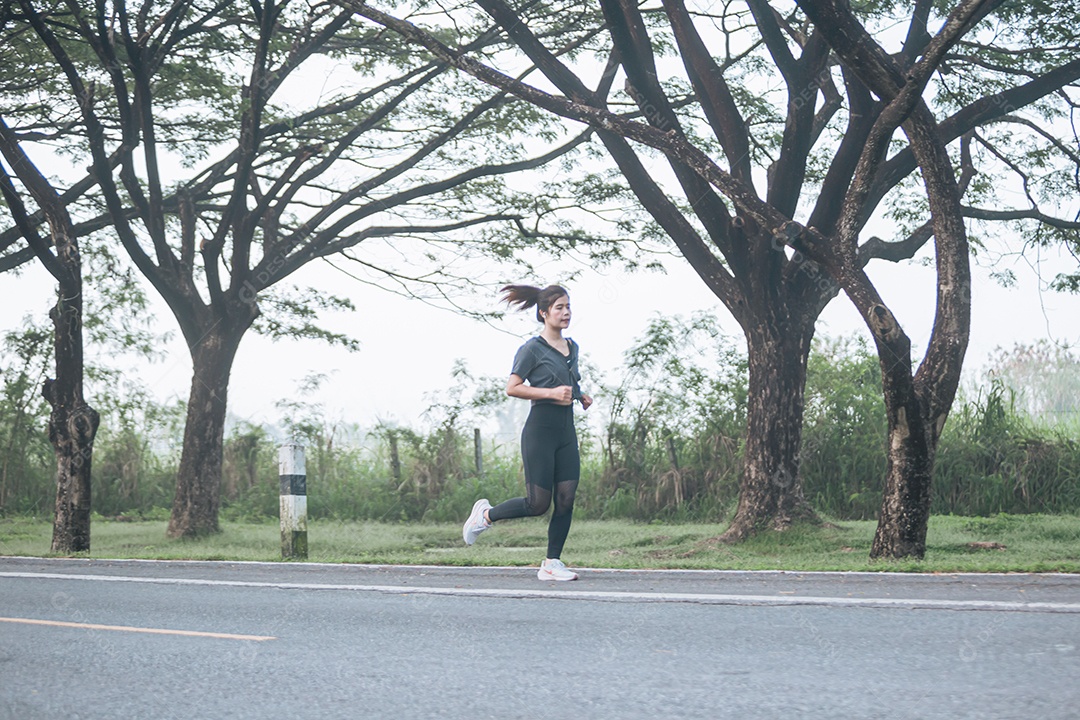Linda mulher jovem praticando exercícios físico se exercitando