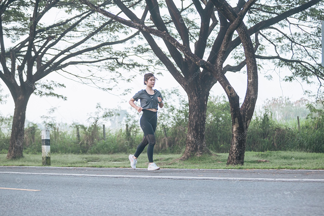 Linda mulher jovem praticando exercícios físico se exercitando