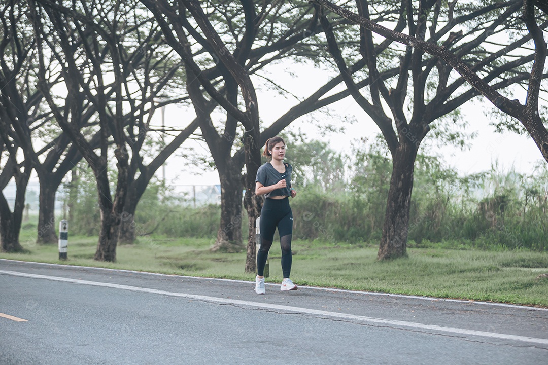 Linda mulher jovem praticando exercícios físico se exercitando