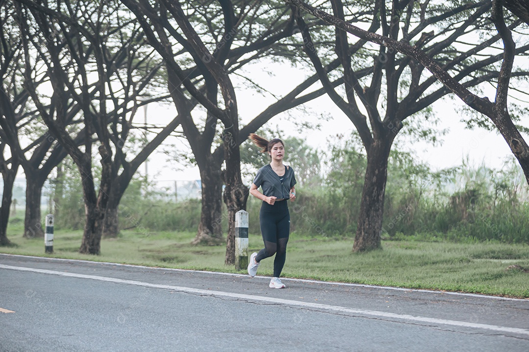 Linda mulher jovem praticando exercícios físico se exercitando