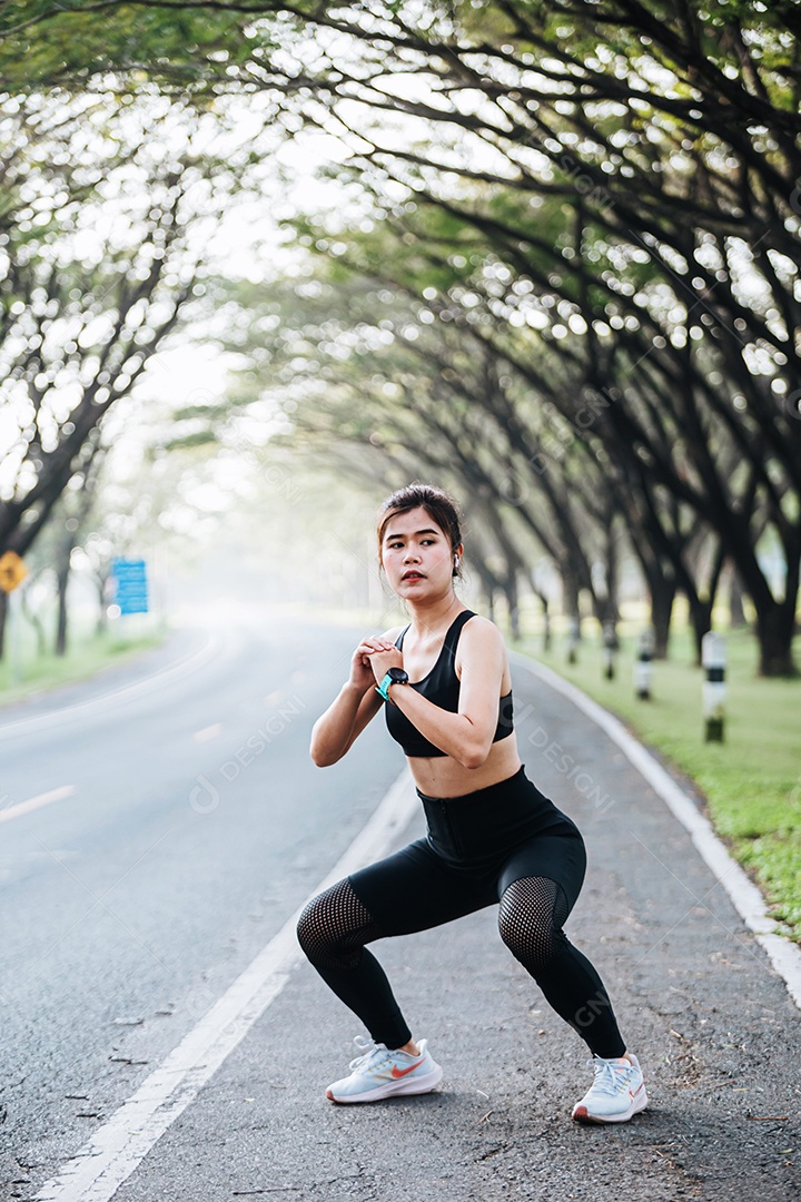 Linda mulher jovem praticando exercícios físico se exercitando