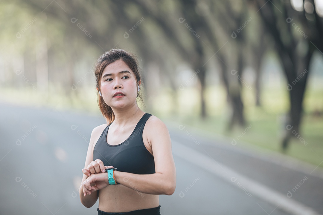 Linda mulher jovem praticando exercícios físico se exercitando