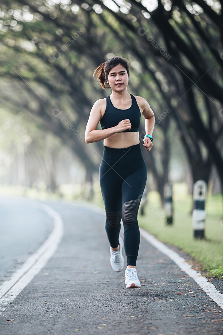 Linda mulher jovem praticando exercícios físico se exercitando