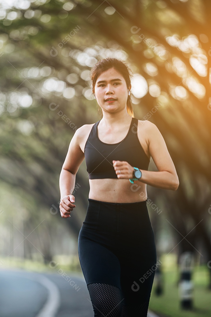 Linda mulher jovem praticando exercícios físico se exercitando