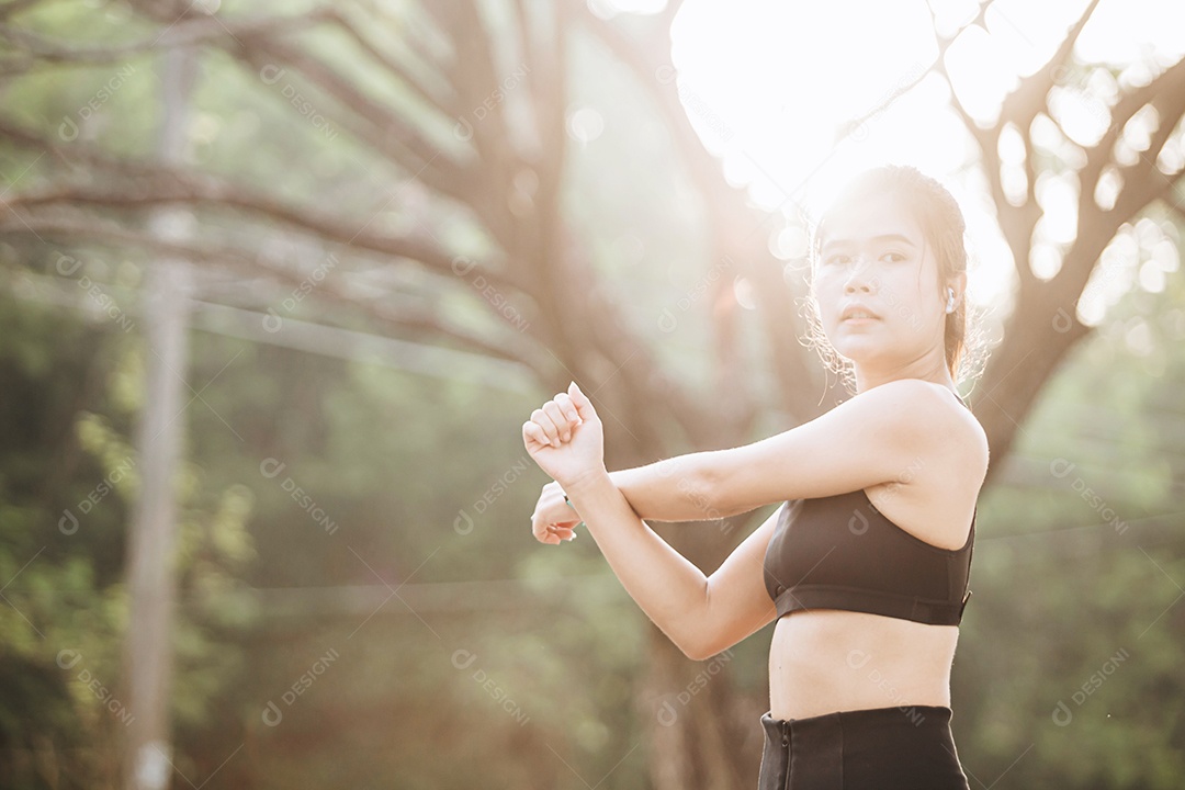 Linda mulher jovem praticando se exercitando