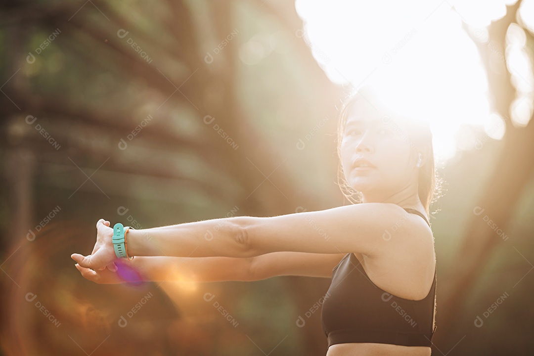 Linda mulher jovem praticando se exercitando