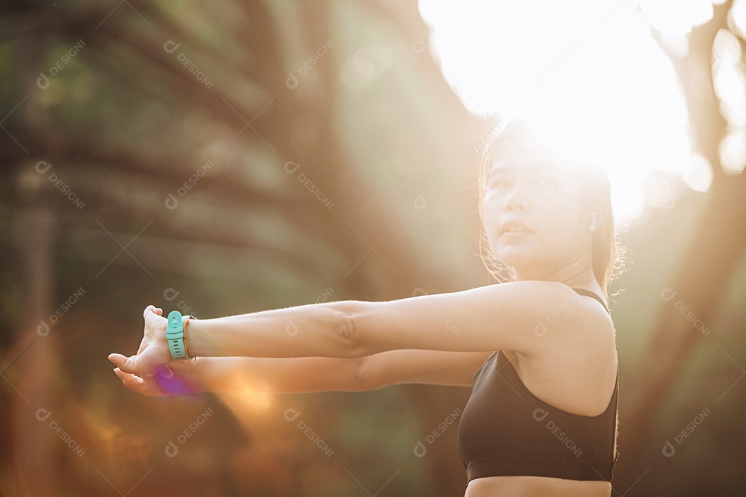 Linda mulher jovem praticando se exercitando