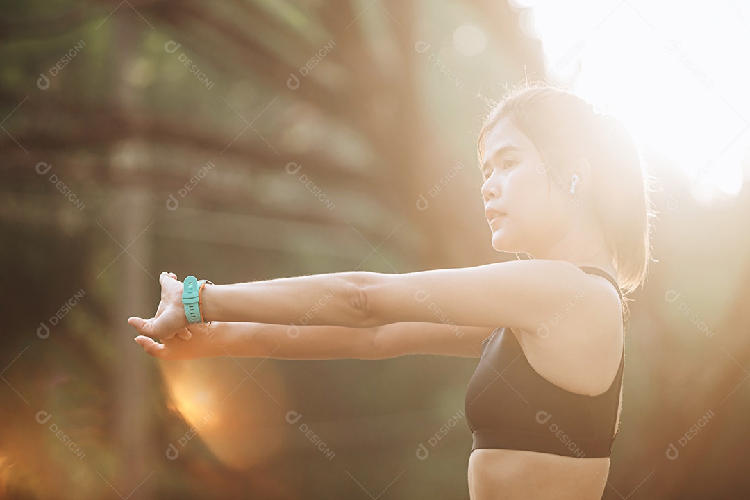 Linda mulher jovem praticando se exercitando