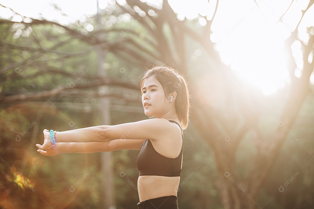 Linda mulher jovem praticando se exercitando