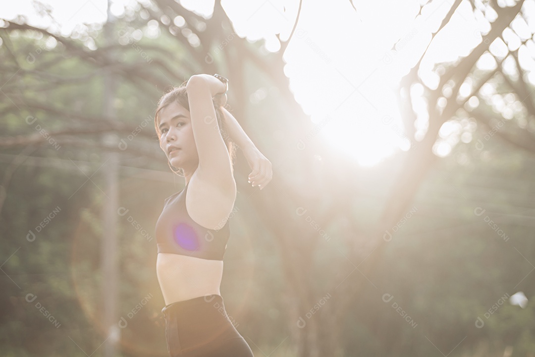 Linda mulher jovem praticando se exercitando