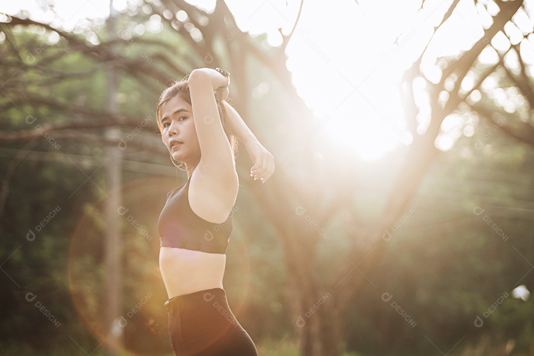 Linda mulher jovem praticando se exercitando