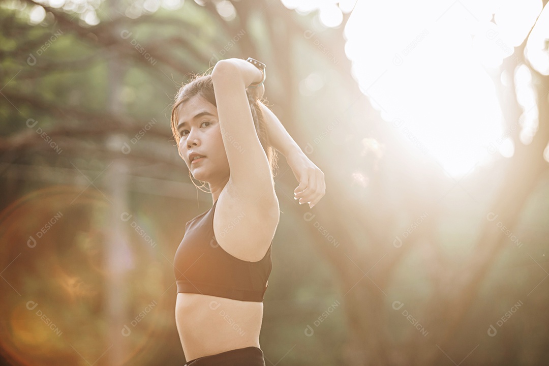 Linda mulher jovem praticando se exercitando