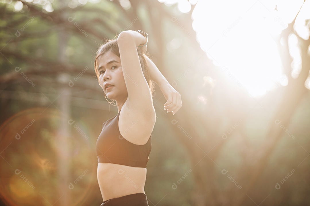 Linda mulher jovem praticando se exercitando