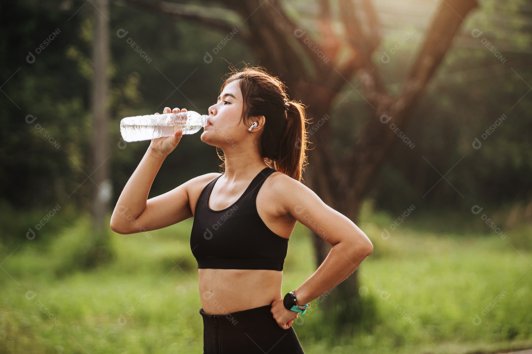 Linda mulher jovem praticando se exercitando