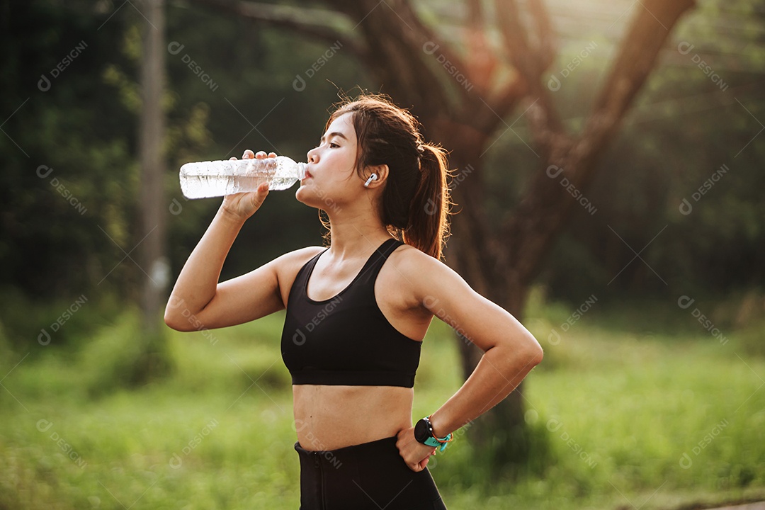 Linda mulher jovem praticando se exercitando