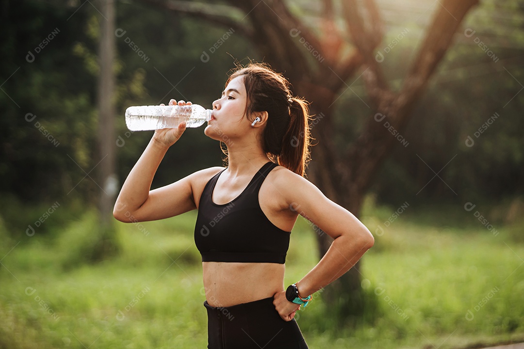 Linda mulher jovem praticando se exercitando