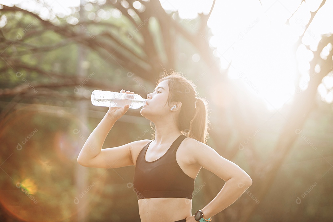 Linda mulher jovem praticando se exercitando